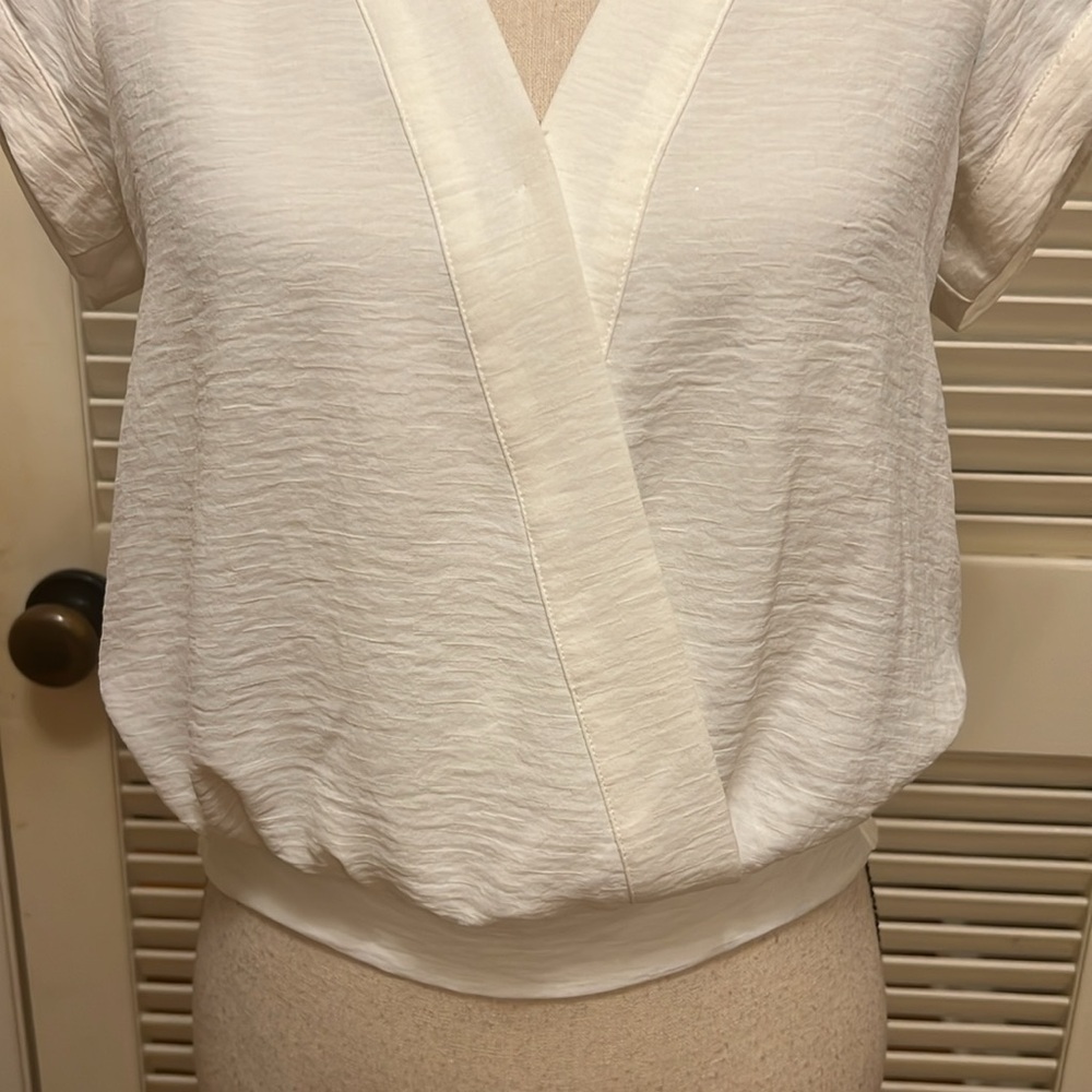 Nine West V Neck Surplice Blouse in White, Size XSmall, EUC - Picture 4 of 17
